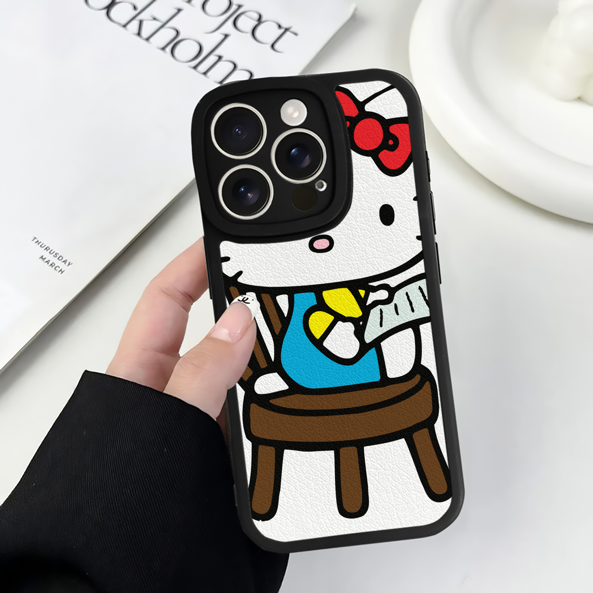 （画像用） Hello Kitty ハローキティ 【iPhone 16シリーズ対応】シリコンスマホケース（レザー調） 材質：シリコン